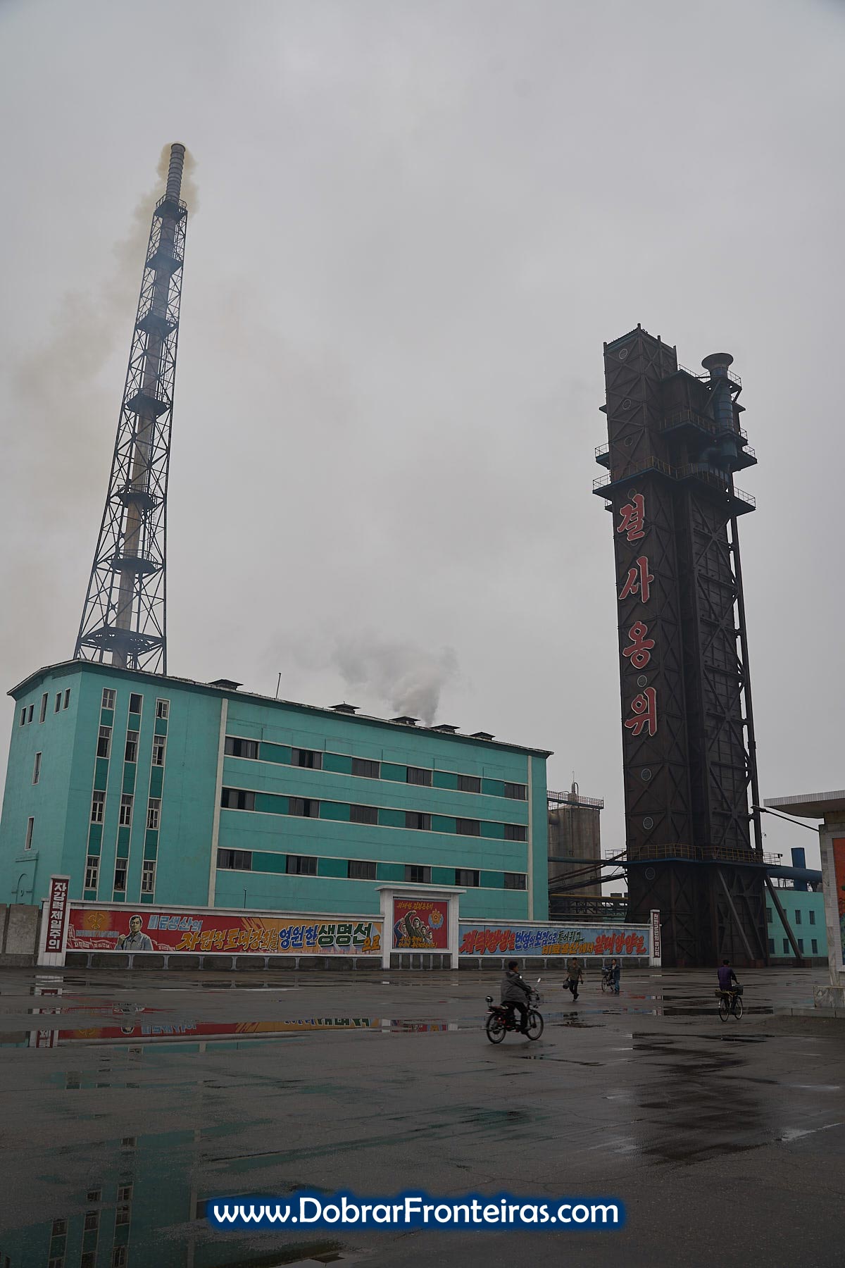 Torre e chaminé de industria de fertilizantes na Coreia do Norte