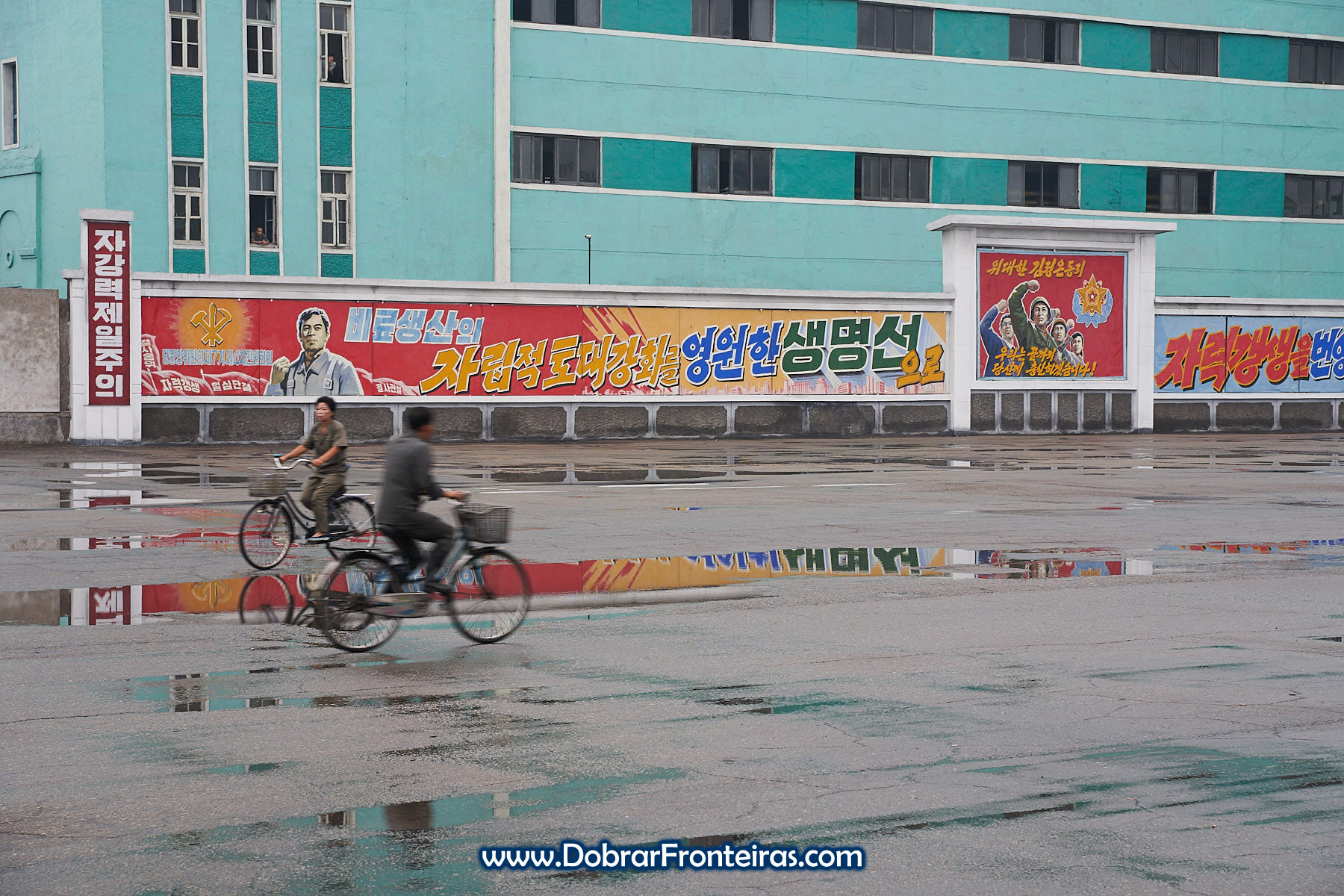 trabalhadores de bicicleta em industria de fertilizantes na Coreia do Norte