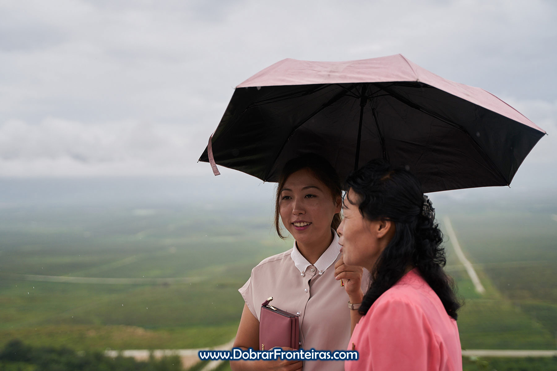 Guias norte coreanas durante visita em dia de chuva