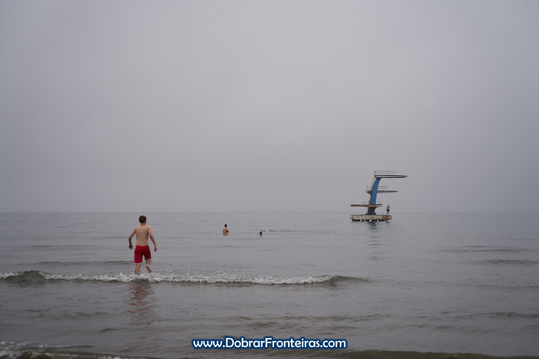 Praia de Wonsan na Coreia do Norte com prancha de saltos em diz nublado
