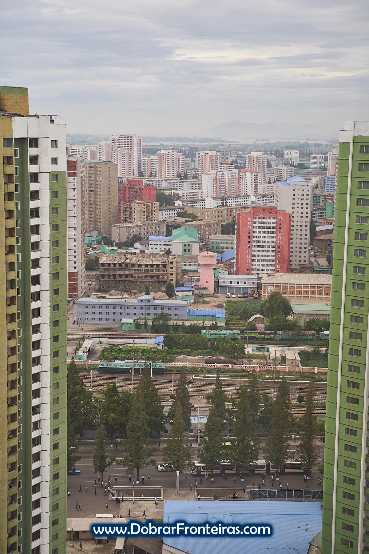 Cidade de Pyongyang vista do 30º piso do hotel Koryo