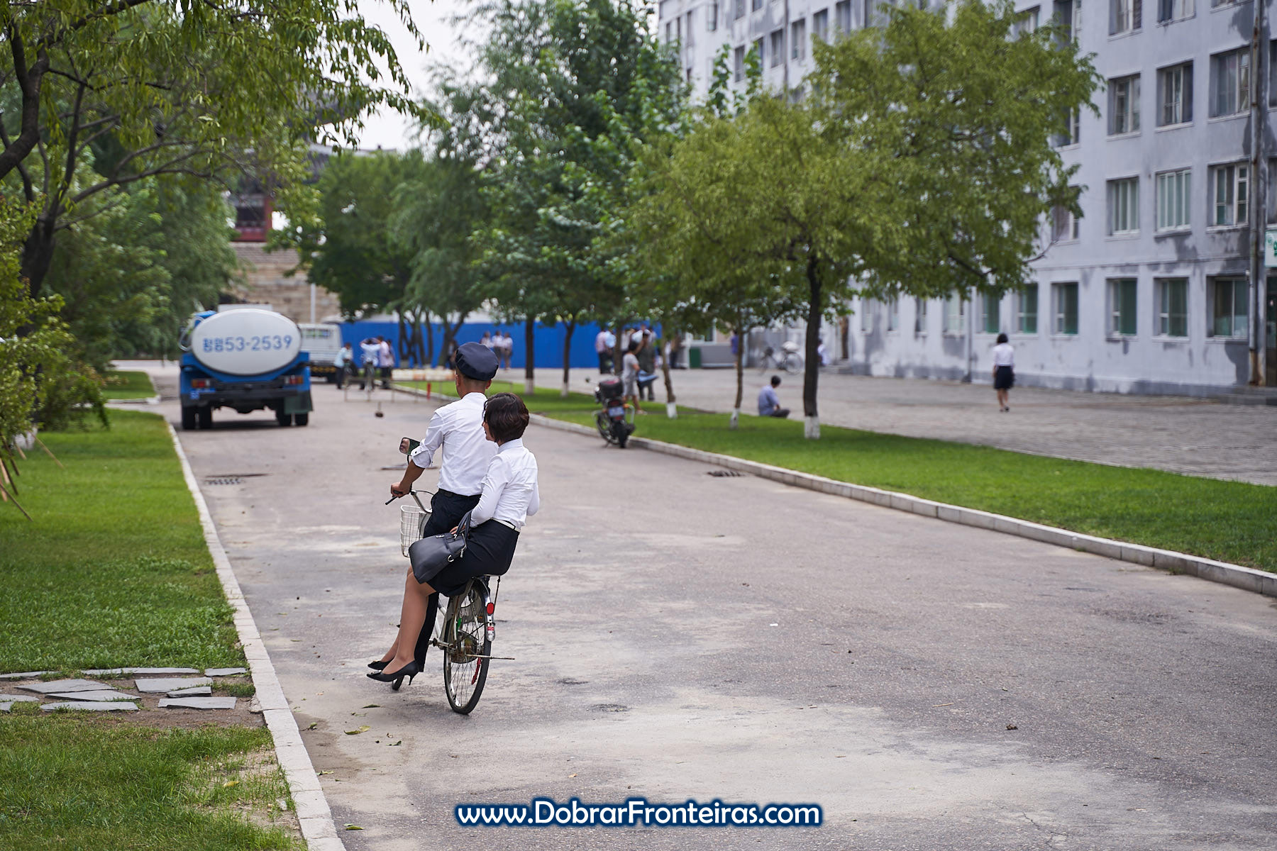 Casal de bicicleta em Pyongyang