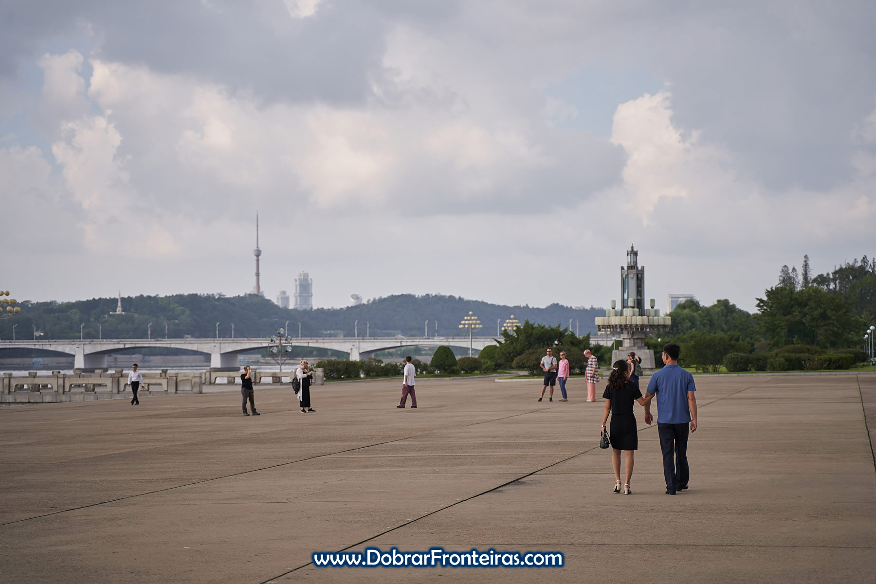 Casal de namorados a passear em Pyongyang
