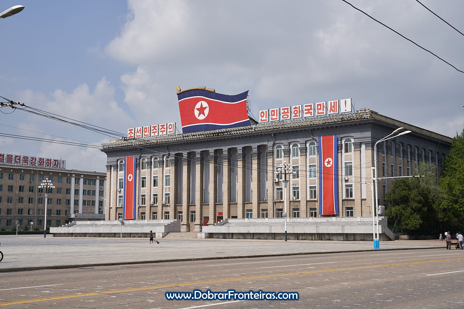 Edifício com bandeira da Coreia do Norte em Pyongyang