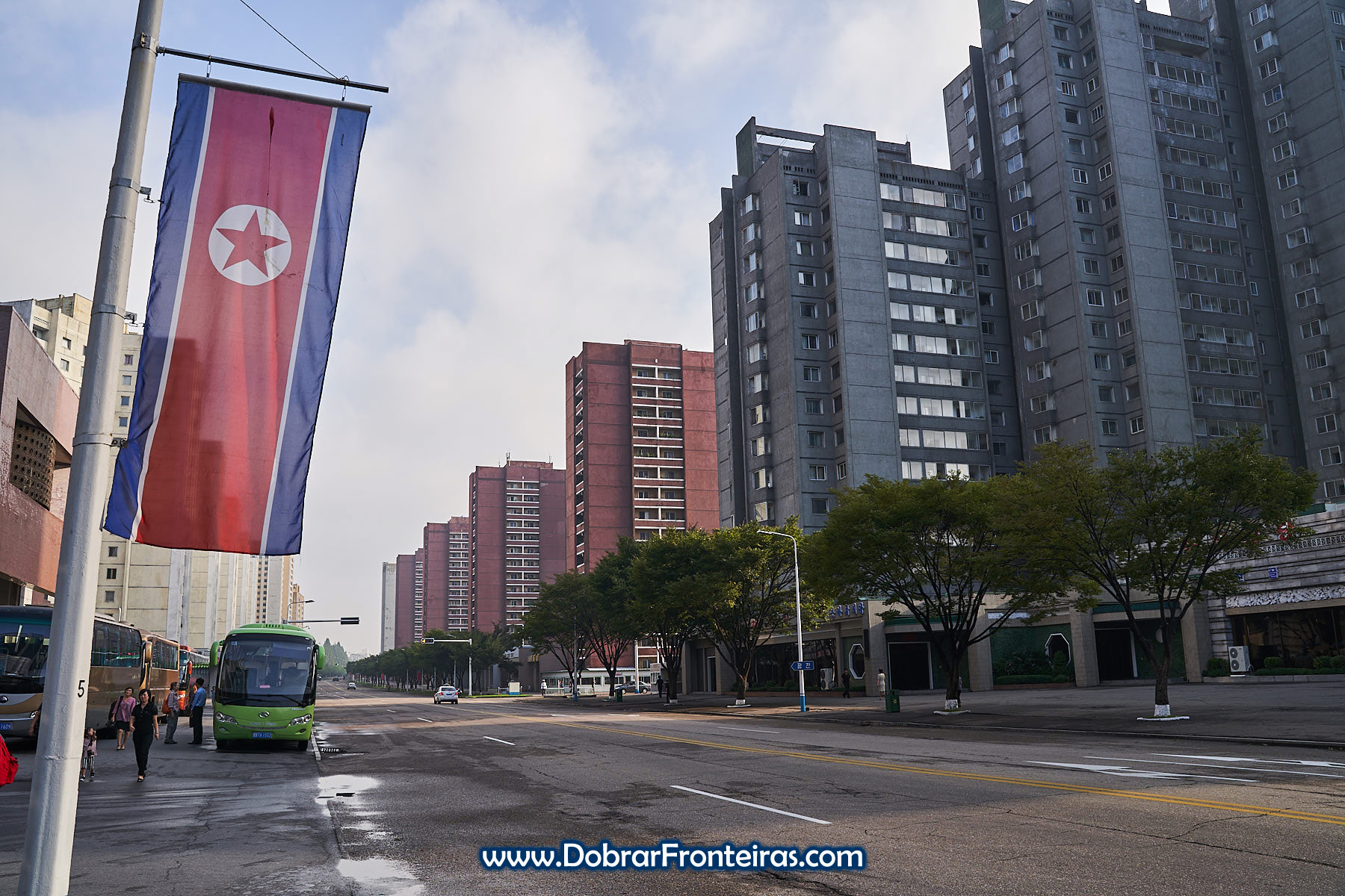 Rua com bandeira da Coreia do Norte