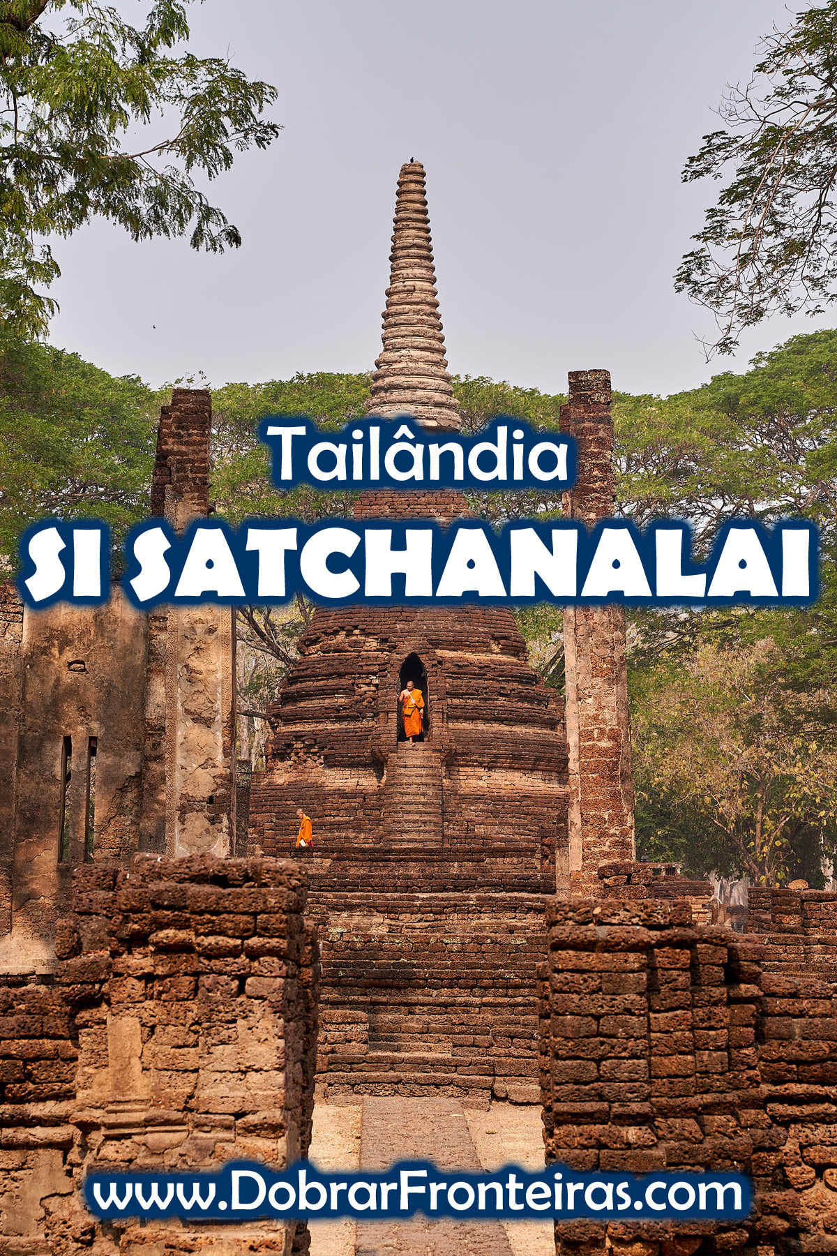 monges a visitar as ruínas de Si Satchanalai, Taliândia