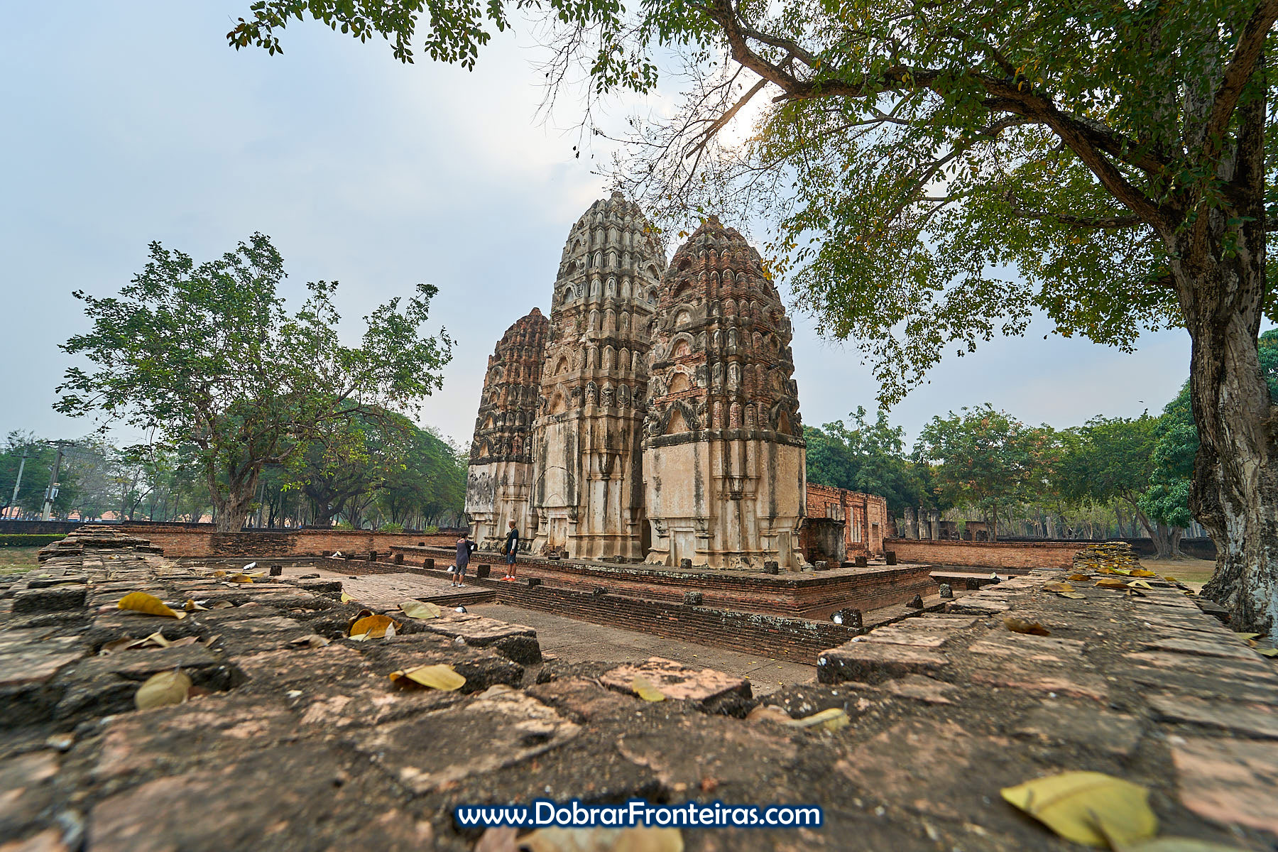 Ruínas com influência hindu no parque histórico de Sukhothai