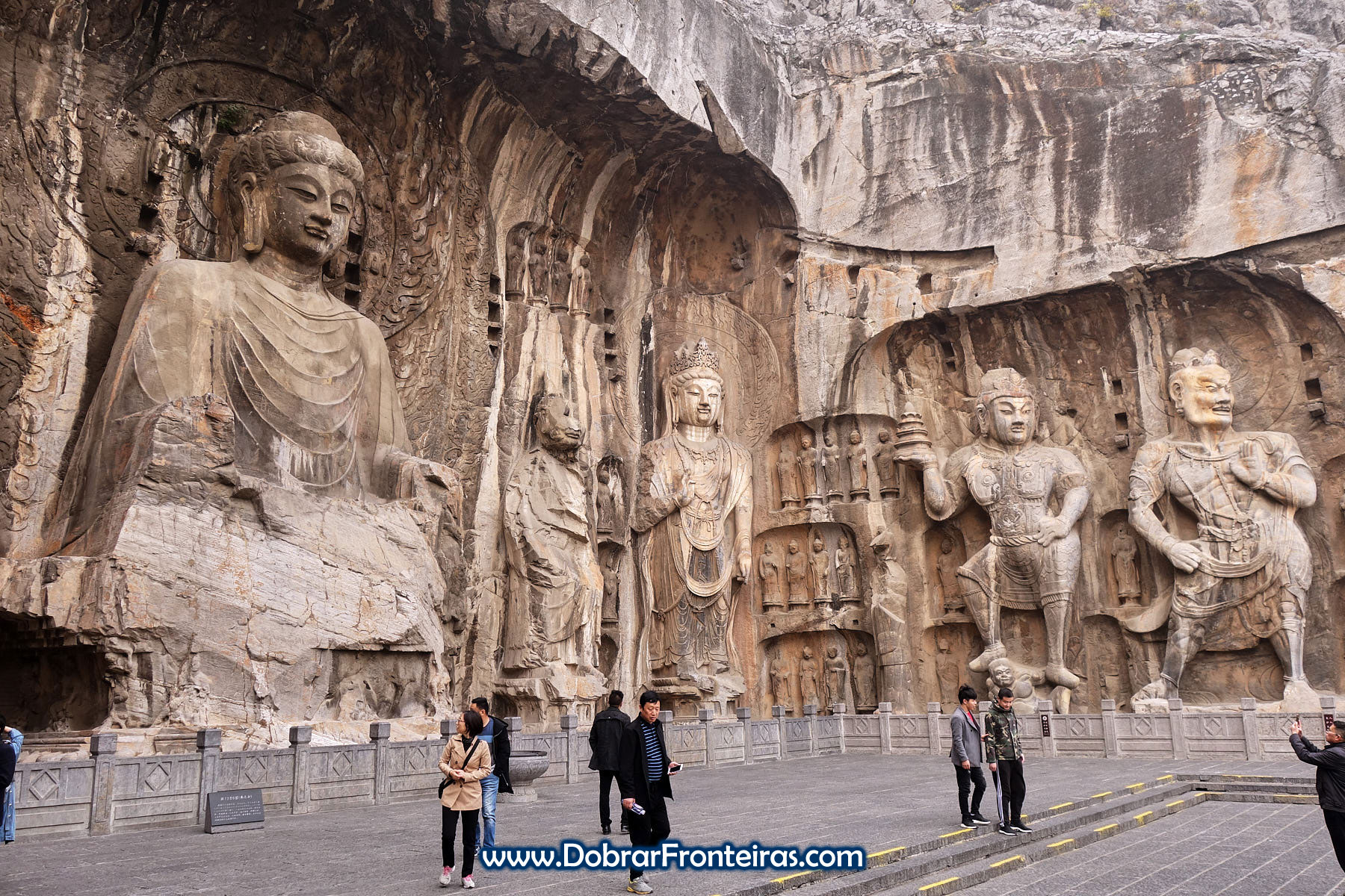 grandes estátuas budistas em Longmen China