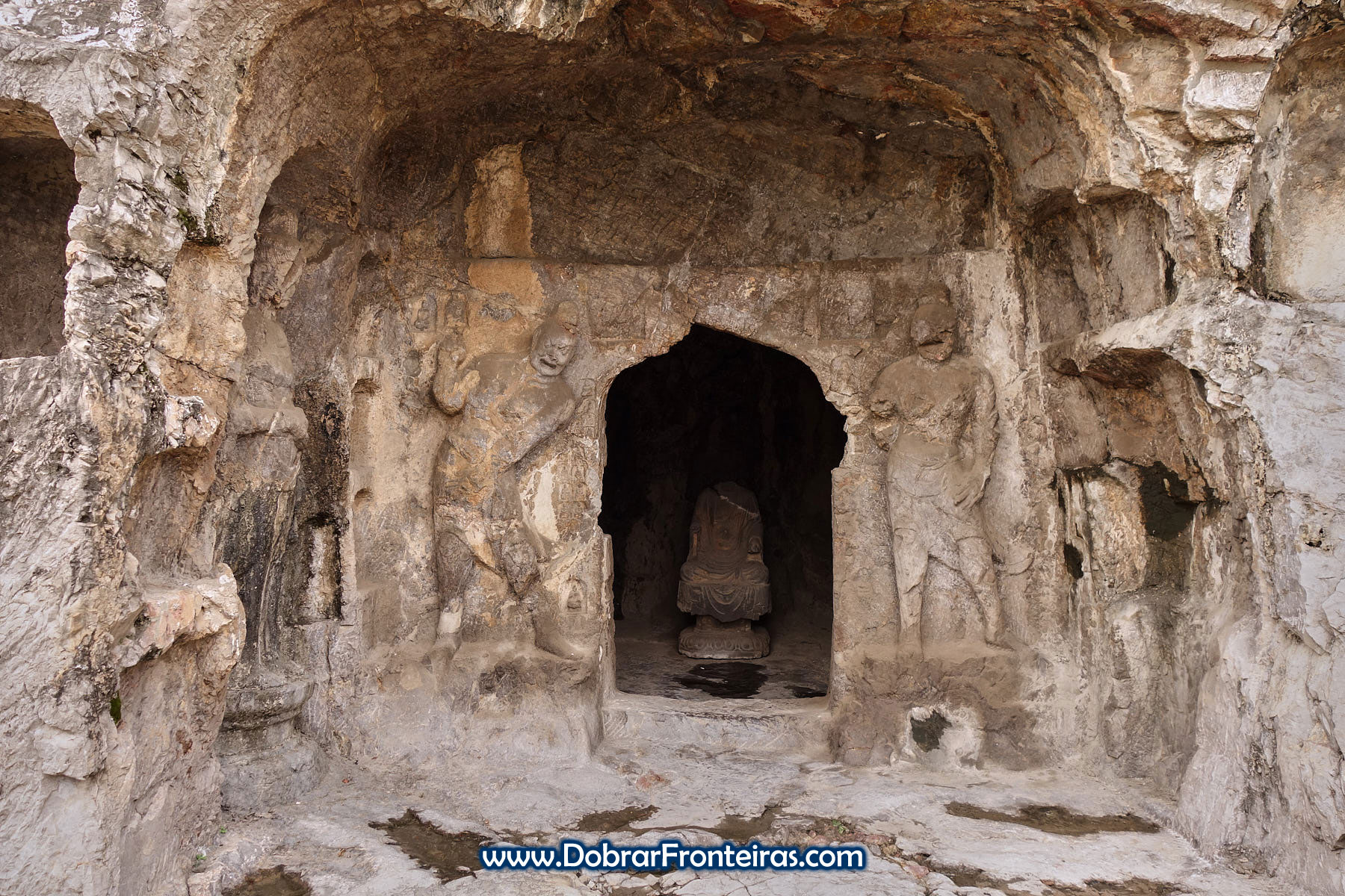 Estátua decapitada em gruta budista
