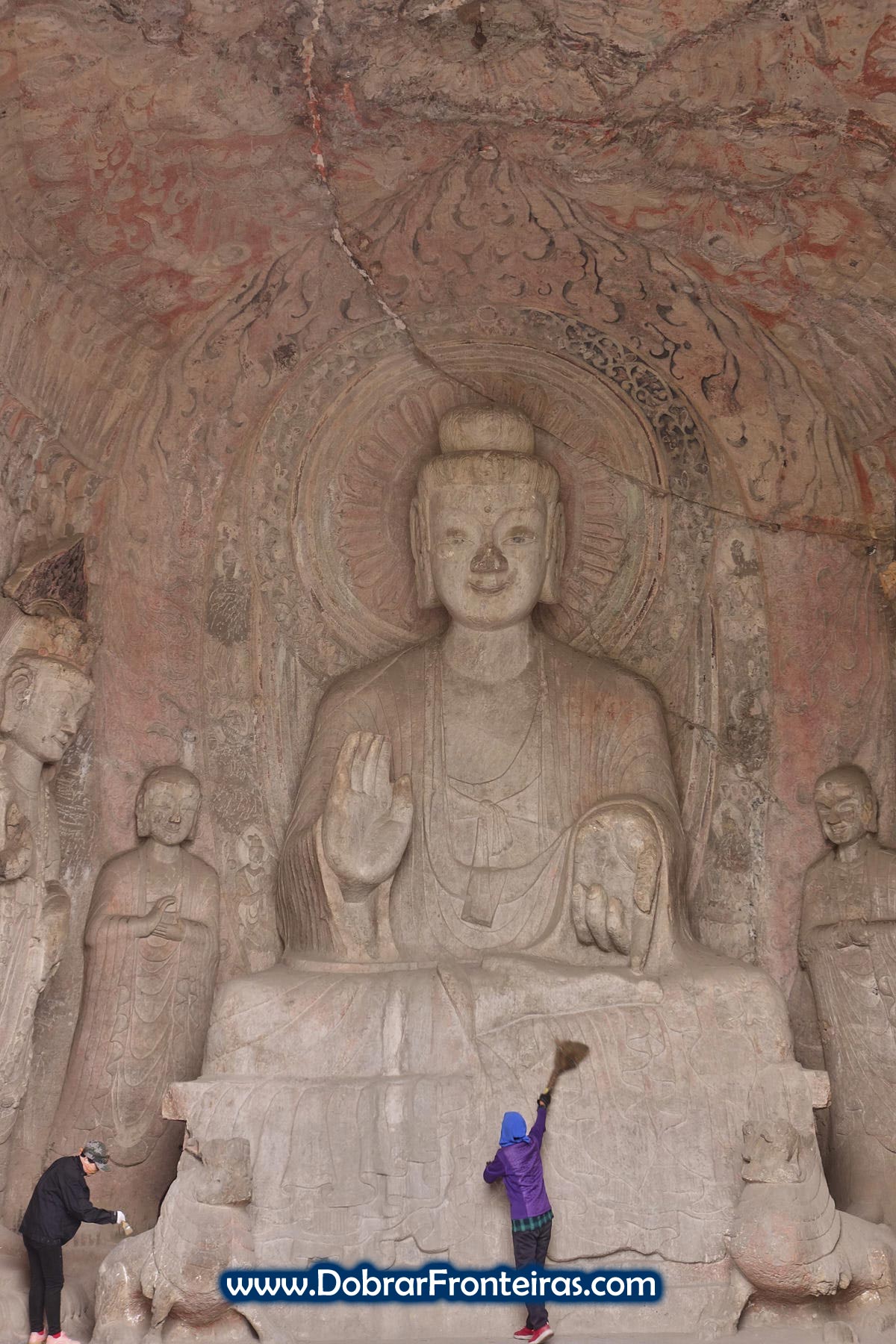 Senhoras a limpar estátua grande de Buda