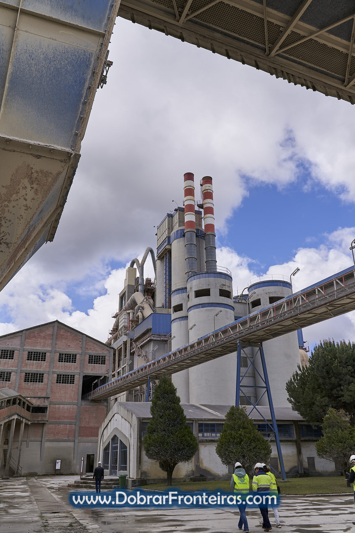 silos e chaminés de fábrica de cimento Maceira-Liz