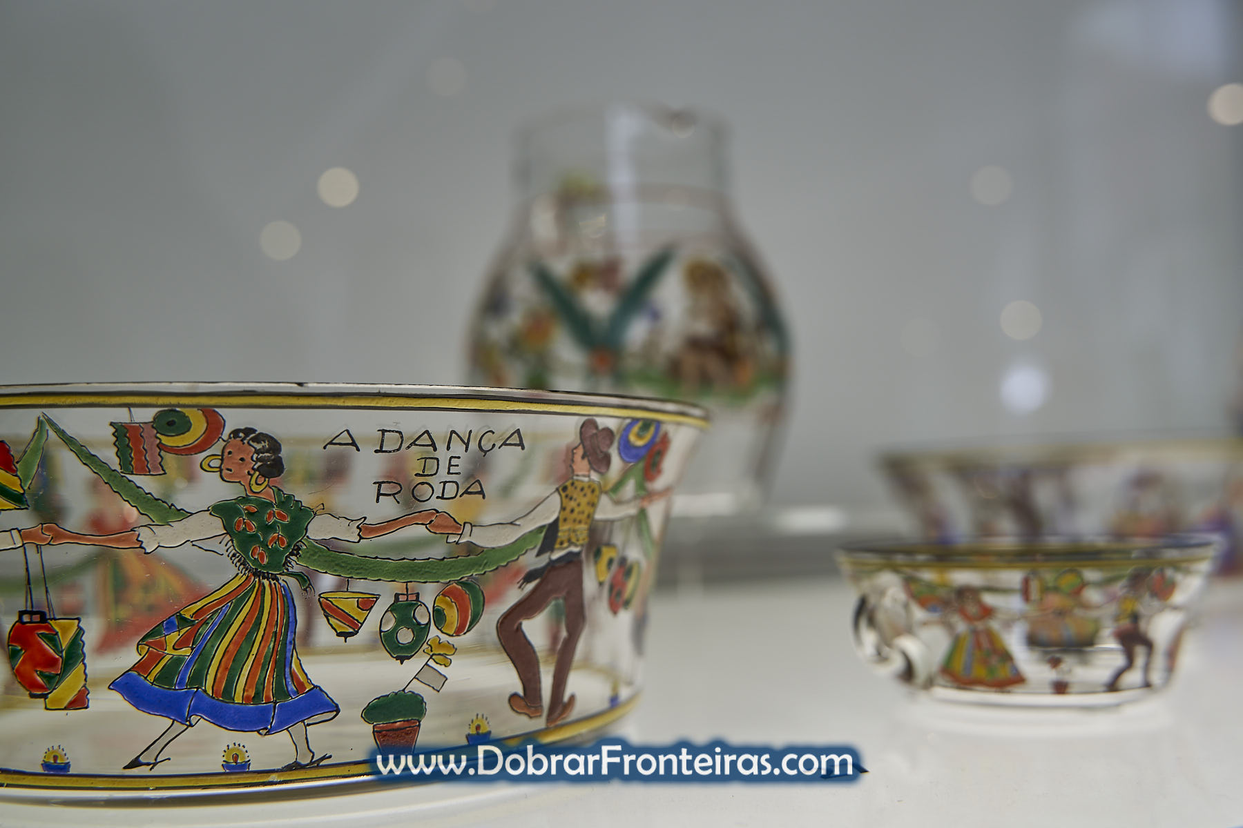 taça de vidro pintada com motivos folclóricos