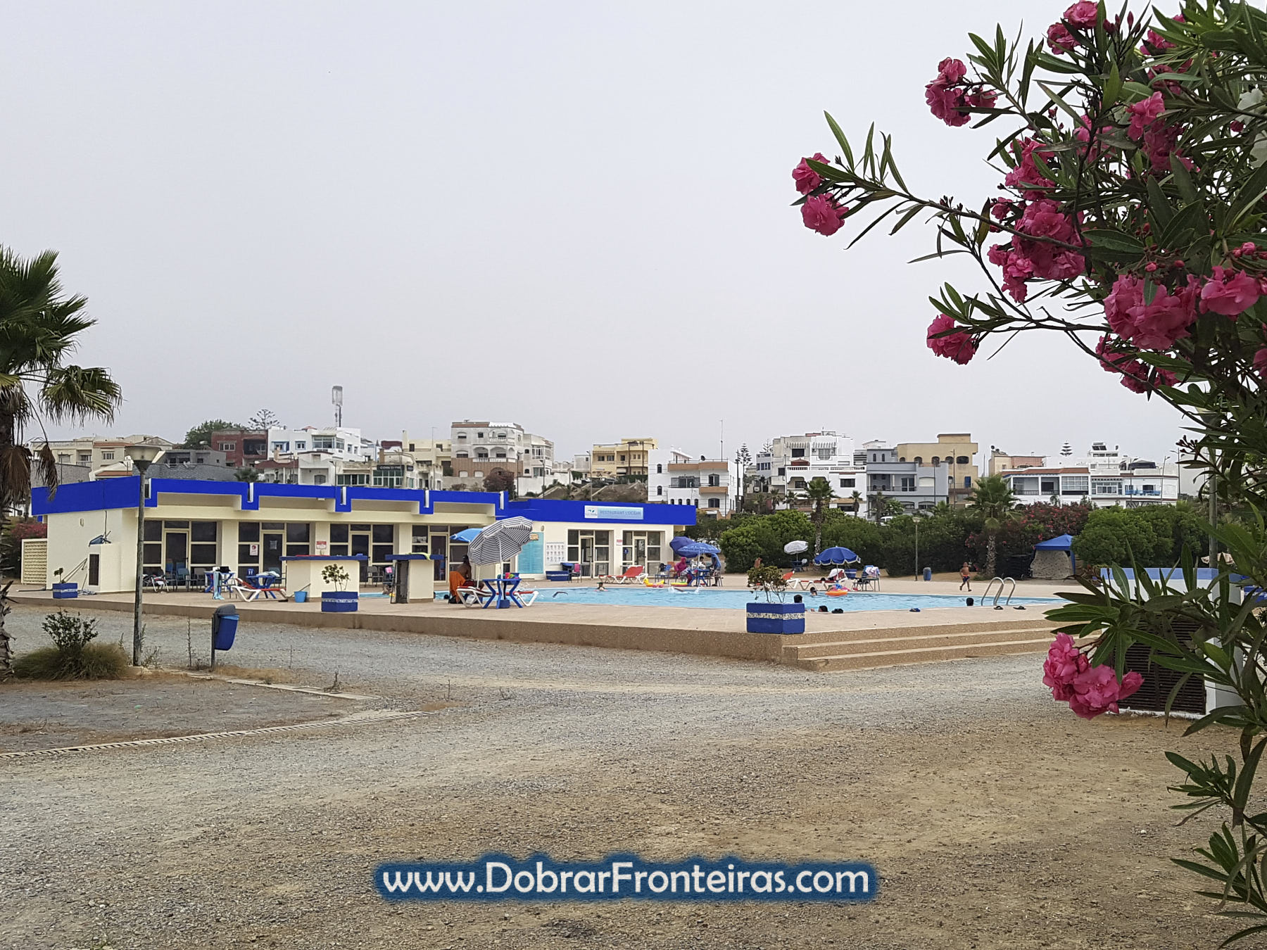 Piscina do parque de campismo de Medhia, Marrocos