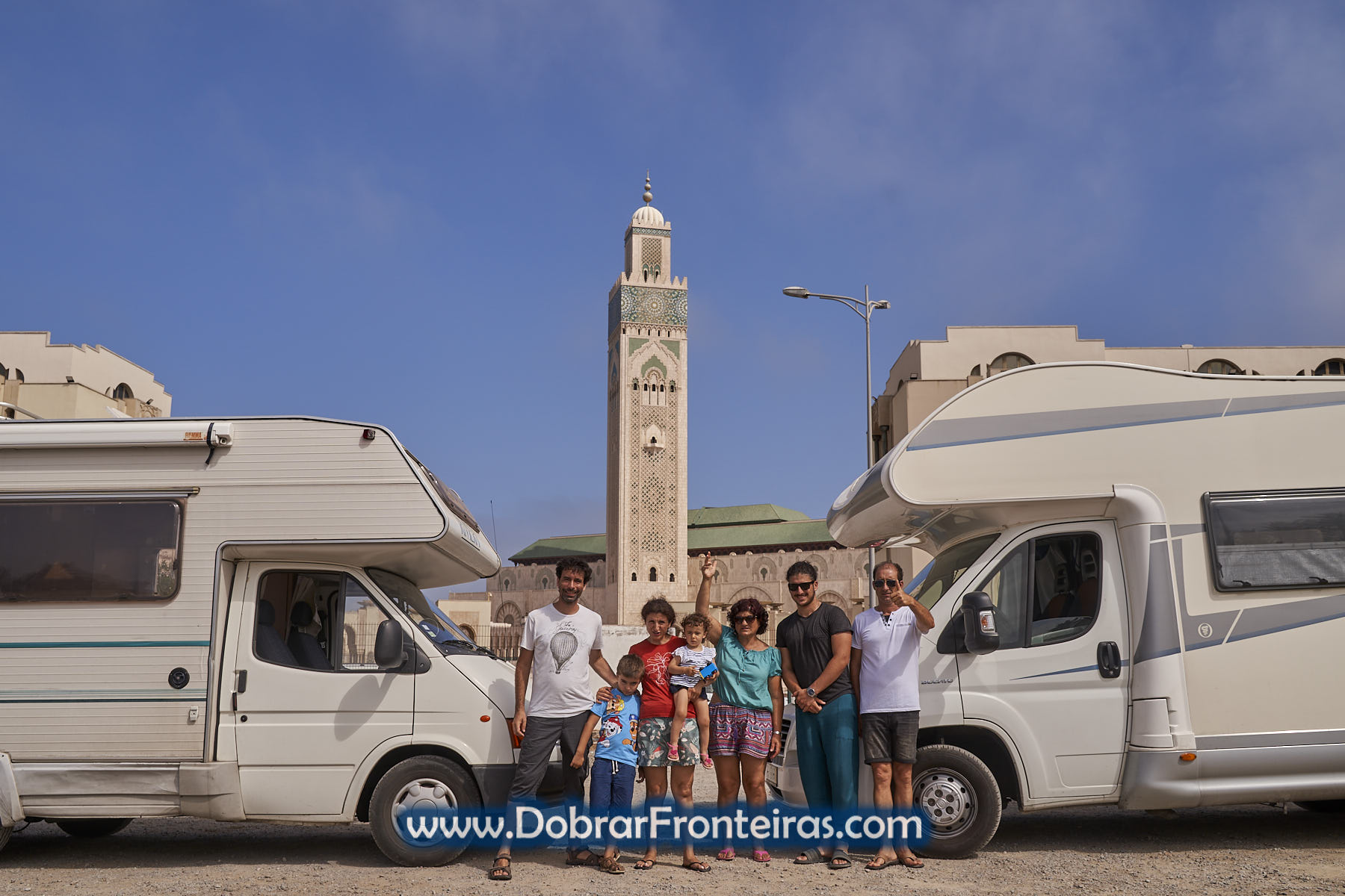Autocaravanas junto à mesquita de Casablanca, Marrocos