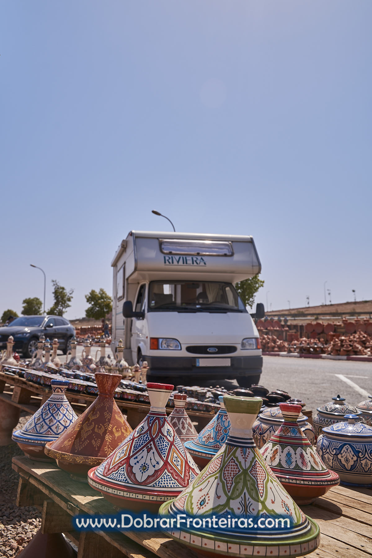 autocaravana junto a banca de venda de loiça em Marrocos