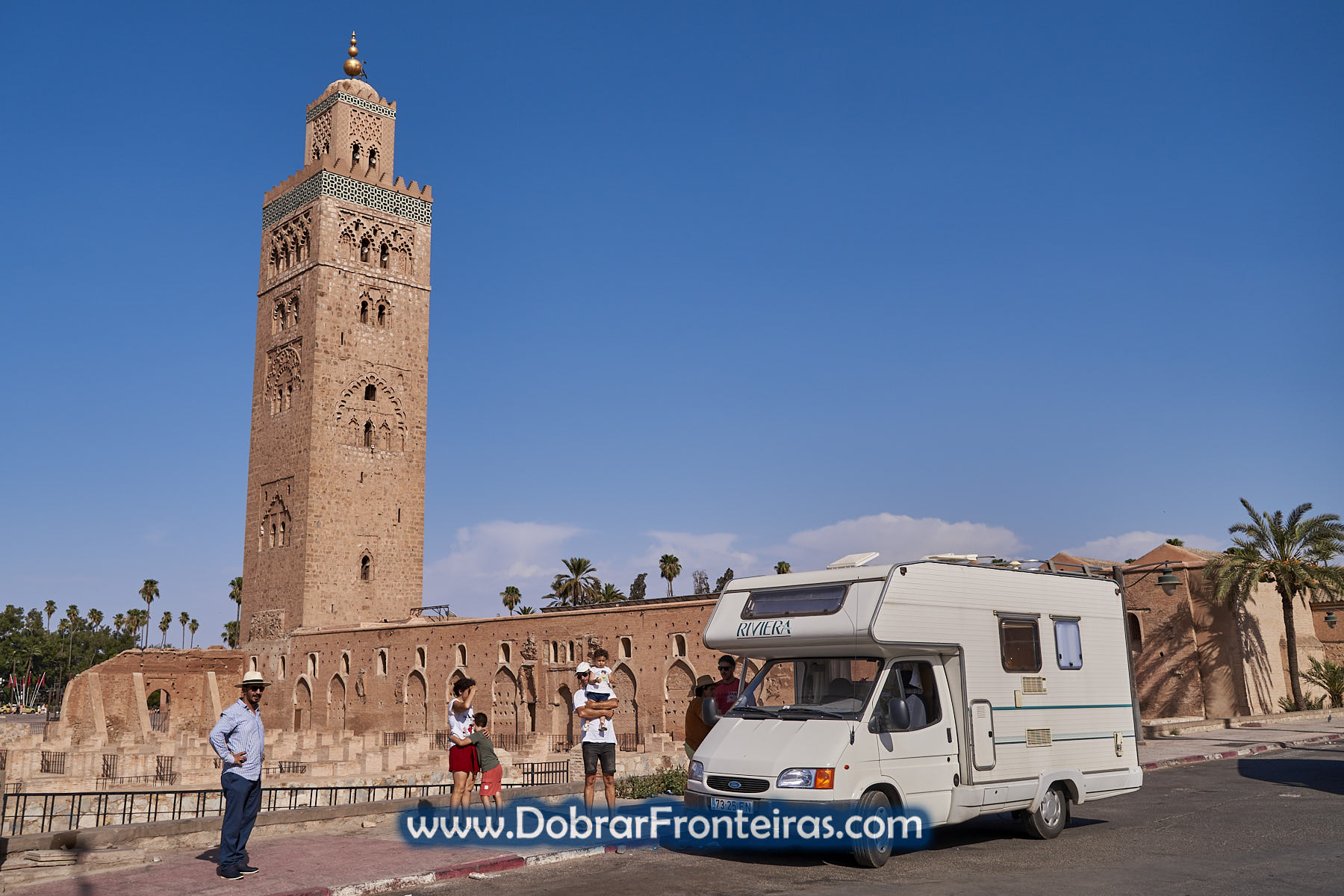 Autocaravana junto à mesquita de Koutoubia em Marraquexe, Marrocos