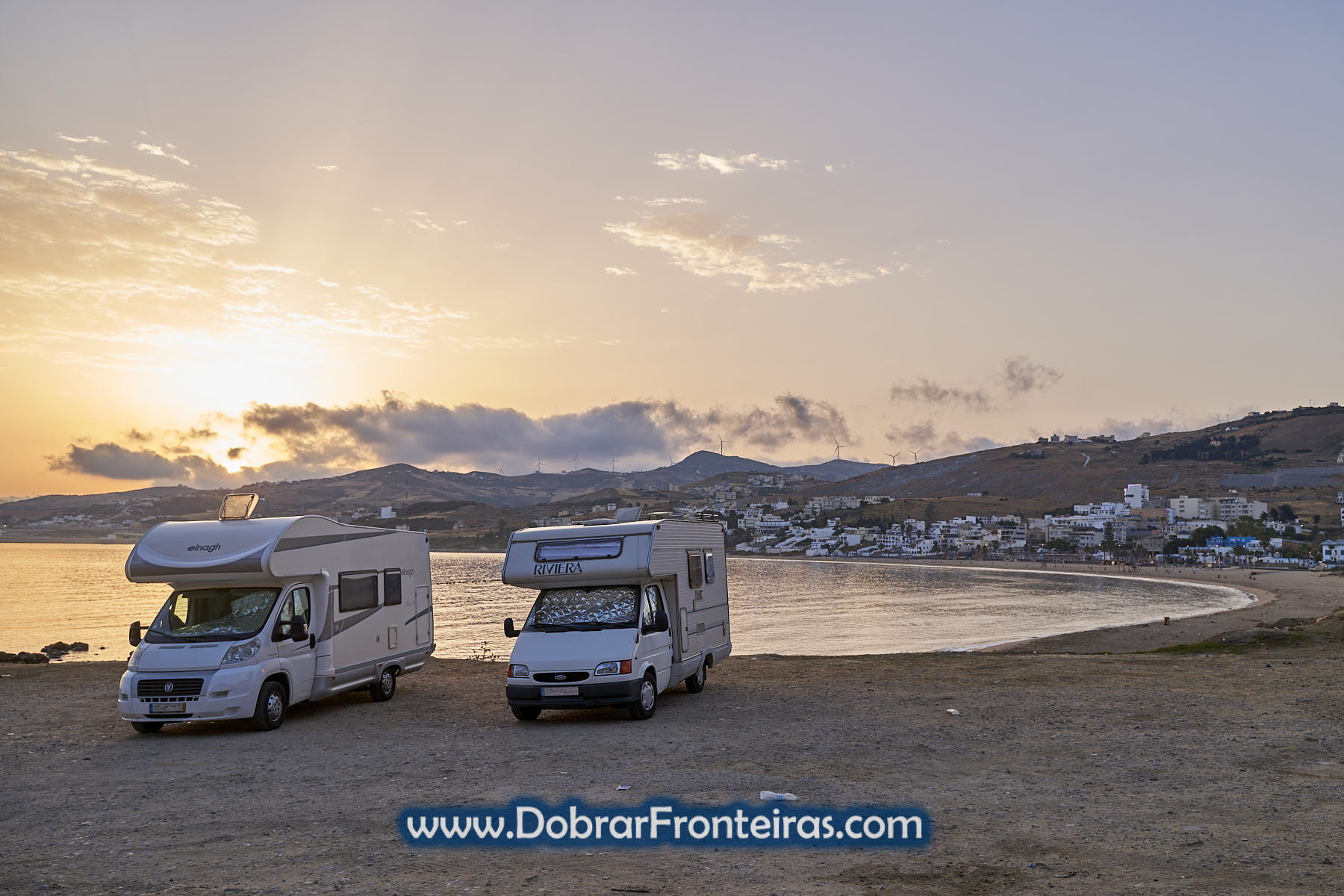 Duas autocaravanas junto à praia em Marrocos