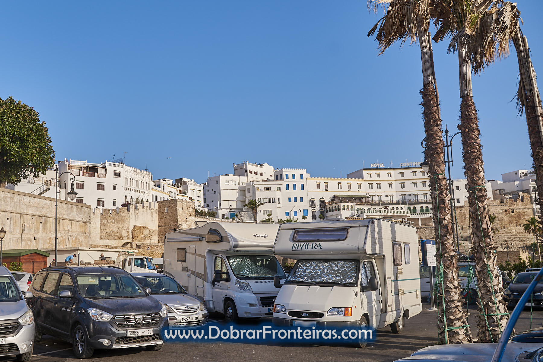 Autocaravanas em estacionamento e pernoita em Tanger, Marrocos
