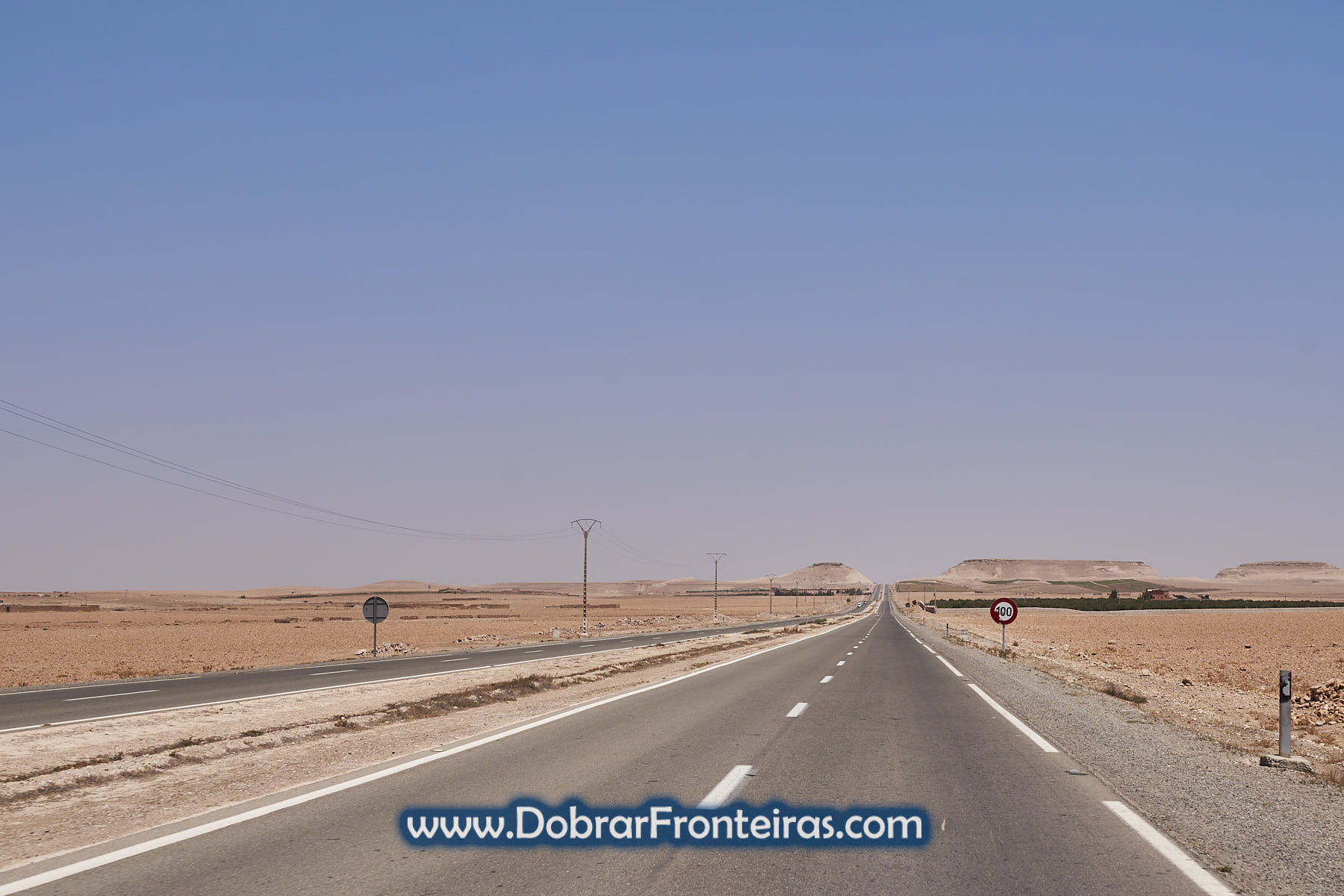 estrada no deserto próximo de Marraquexe
