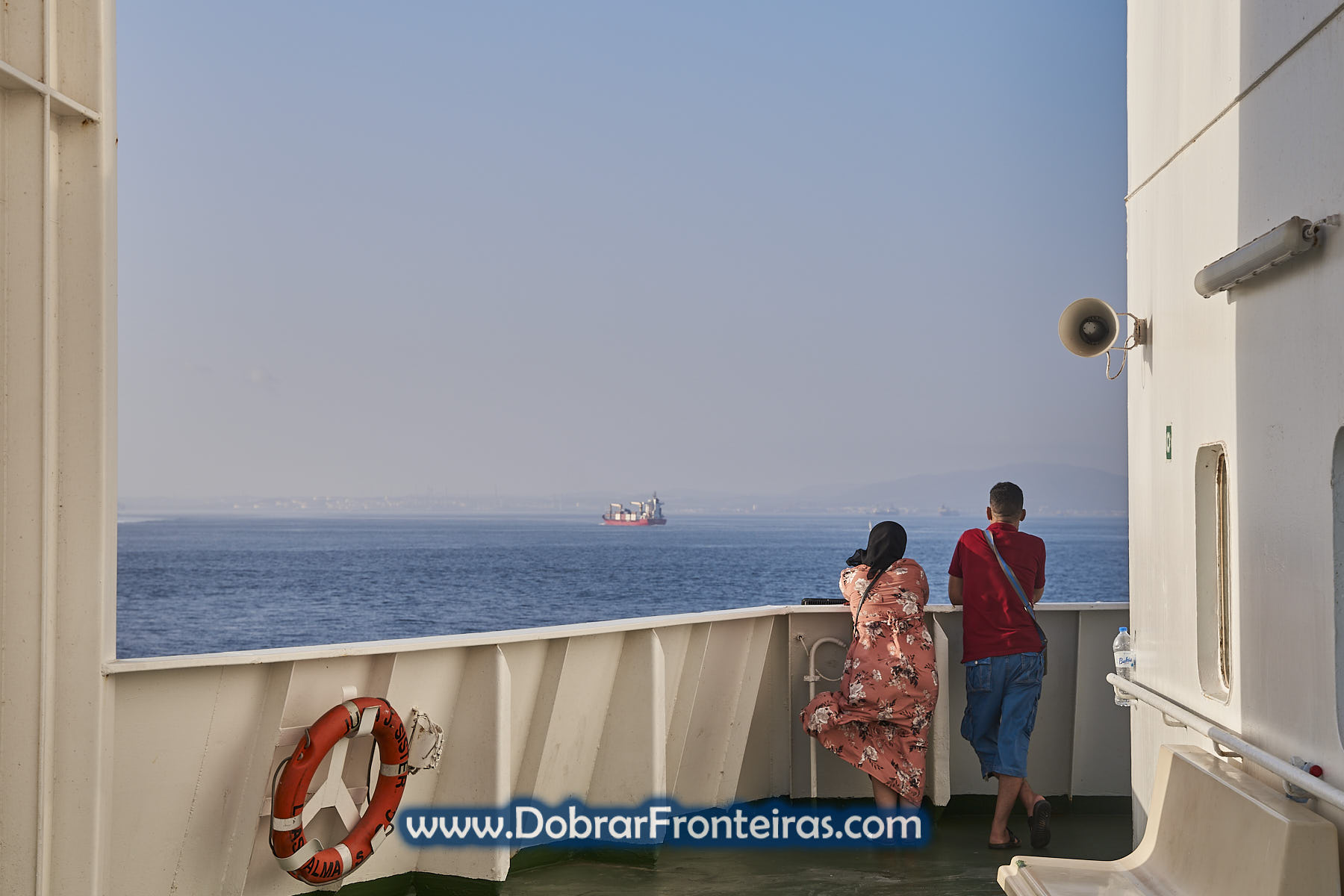 Casal a observar a Europa em ferry para Marrocos