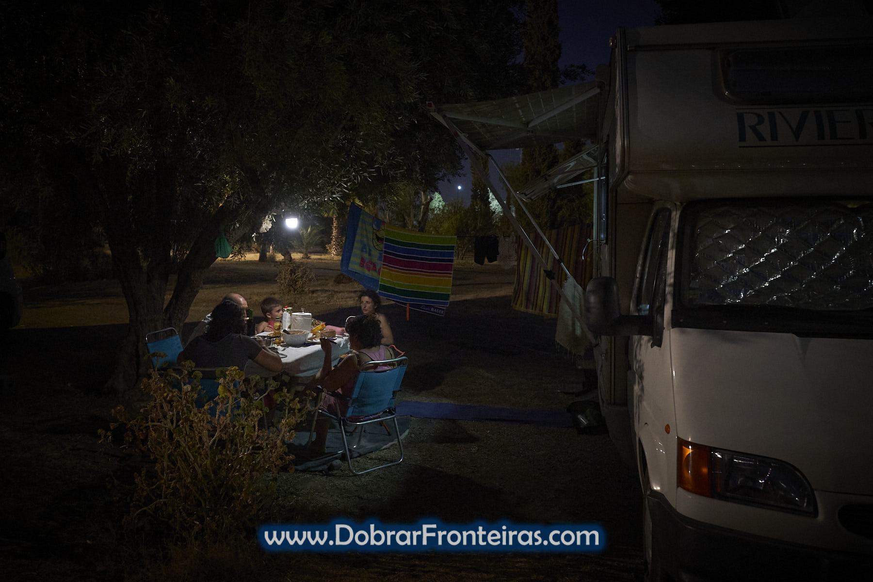 fotografia noturna de jantar junto de autocaravana em camping de Marraquexe
