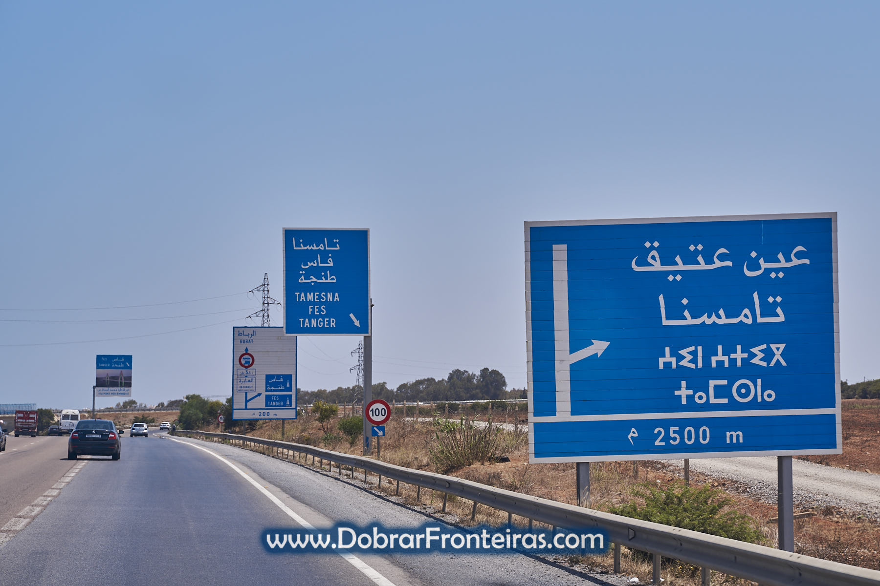 Sinais de transito em Marrocos com escrita em árabe e bérbere 