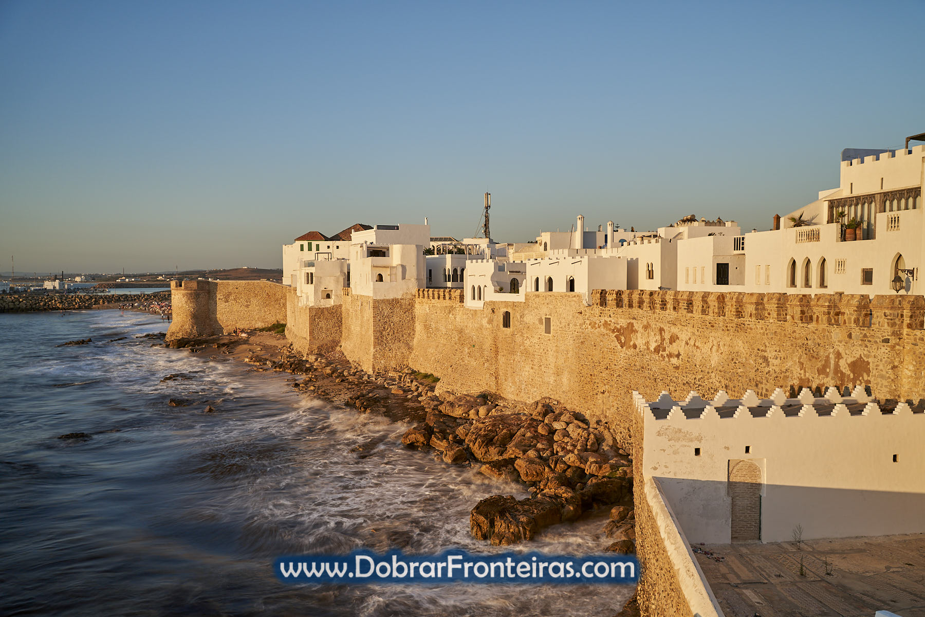 muralhas de Arzila junto ao mar em Marrocos